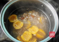 鲜枇杷蜜枣瘦肉汤的做法图解6