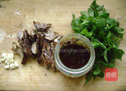 炒腊猪耳朵的做法图解1