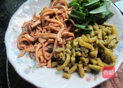 咸豆角炒鱿鱼丝的做法图解1