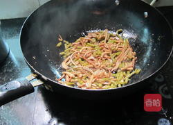 咸豆角炒鱿鱼丝的做法图解5
