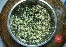 烫面雪菜豆干煎包的做法图解2