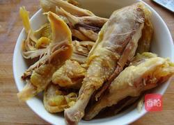 榨菜炖烧鸡的做法图解1