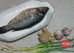 清蒸葱香鲫鱼的做法图解1