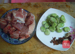 蚕豆炖排骨的做法图解1