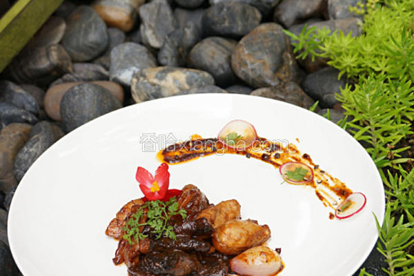 黑虎掌菌烩鸡肉
