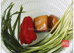 韭菜拌香干的做法图解1