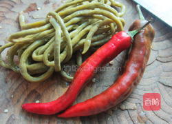 剁椒酸豆角的做法图解1