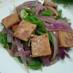 青椒洋葱炒火腿的做法[图]