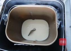 鲜奶高钙养生面包的做法图解3