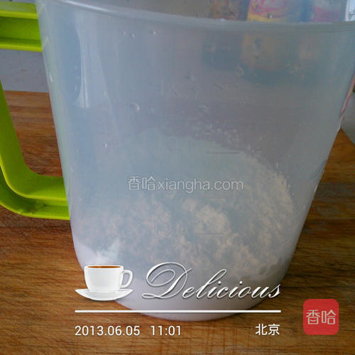 土豆粉红薯粉倒进容器里