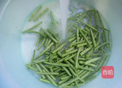 榨菜火腿肠炒带豆的做法图解3