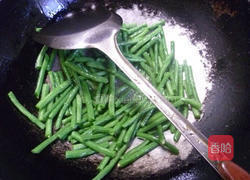 榨菜火腿肠炒带豆的做法图解7