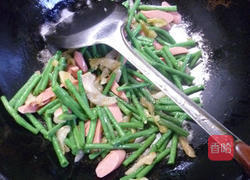 榨菜火腿肠炒带豆的做法图解8