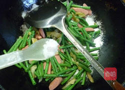 榨菜火腿肠炒带豆的做法图解9