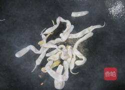韭黄炒沙虫的做法图解4