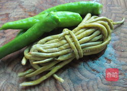 青椒咸豆角的做法图解1
