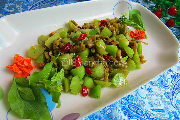 酸豆角炒莴笋丁