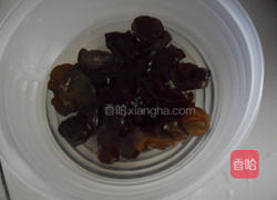 黑木耳炒核桃仁的做法图解1
