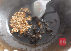 黑木耳炒核桃仁的做法图解5