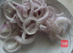 洋葱目鱼包菜的做法图解1