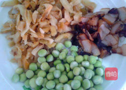 香菇榨菜炒豌豆的做法图解1