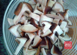 香菇榨菜炒豌豆的做法图解2