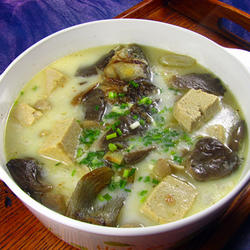 豆腐蘑菇炖鲫鱼的做法[图]