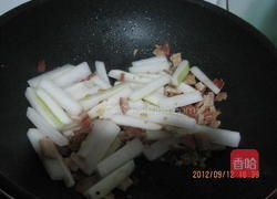 白萝卜炒鱿鱼的做法图解5