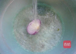 洋葱香干炒茭白的做法图解2