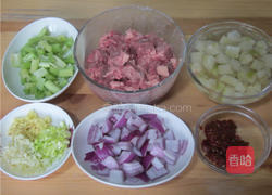 榨菜牛肉丁的做法图解1