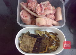 杜仲猪尾汤的做法图解2