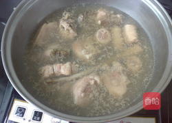 杜仲猪尾汤的做法图解3