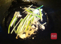 紫甘蓝青椒炒千张的做法图解2