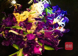 紫甘蓝青椒炒千张的做法图解5