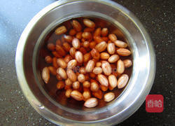 海带花生煲猪蹄的做法图解1