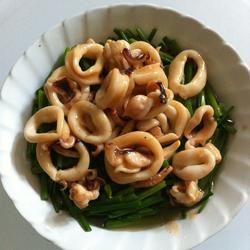 韭菜花炒鲜鱿的做法[图]