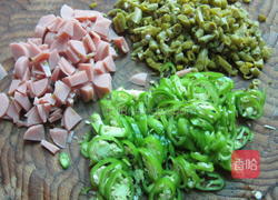 辣炒咸豆角火腿丁的做法图解2