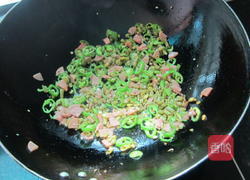 辣炒咸豆角火腿丁的做法图解6