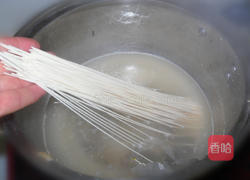 上汤菠菜鸡蛋面的做法图解2
