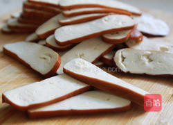 芹菜香干炒肉片的做法图解1