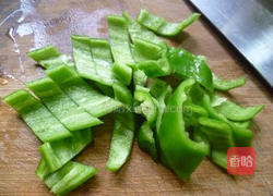 青椒火腿肠炒香干的做法图解3