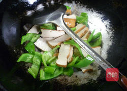 青椒火腿肠炒香干的做法图解6