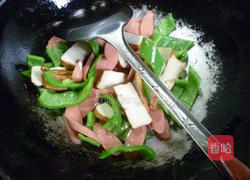 青椒火腿肠炒香干的做法图解7