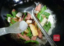 青椒火腿肠炒香干的做法图解9