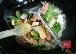 青椒火腿肠炒香干的做法图解10