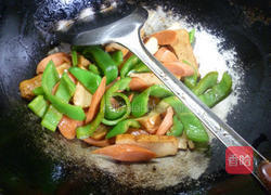 青椒火腿肠炒香干的做法图解11