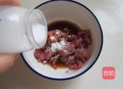 肉丝炒黄秋葵的做法图解1
