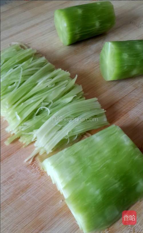 莴笋拦腰切断,切丝,尽可能切细,比较好入味,卖相也会好些.