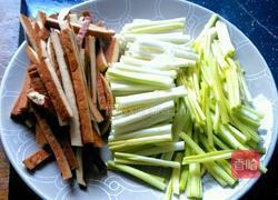 蒜黄炒香干的做法图解2