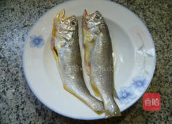 小黄鱼豆腐汤的做法图解1